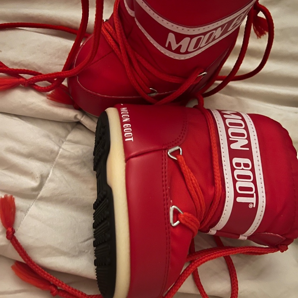 Red toddler moonboots